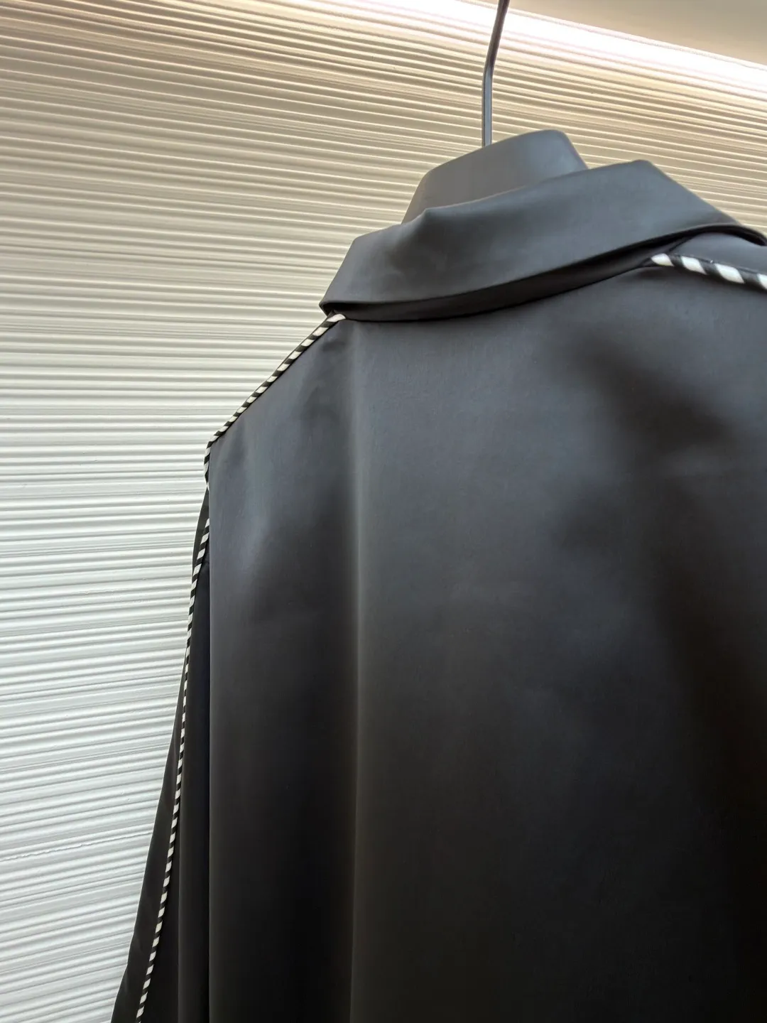 LOUIS VUITTON chest embroidered rhinestone jacket ●Original version: Purchased and developed at 22889 ●Item number: 1681600-B70 ●Material: 100% cotton ●Technology: rhinestone production ●Color: black ●Version: Fitted version ●Weight: about 740 grams ●Size: 46-48-50-52 ●Description: This Louis Vuitton jacket is made of high-quality black satin material, with a delicate texture and rich luster. The craftsmanship incorporates a variety of advanced production technologies: the eye-catching brand logo on the chest is combined with three-dimensional embroidery and hot-drilling technology. The stitching is precise and layered, highlighting the brand's unique recognition; the black and white braided belt decoration on the shoulders and sides not only increases the visual hierarchy, but also enhances the overall sense of fashion and sophistication. The neckline and cuffs are neatly cut and have smooth lines, showing a simple yet high-end style. The zipper and metal buckle have exquisite details and outstanding texture. Manual tile measurement, the error of 1-3CM is within the normal range, which is also the uniqueness of manual craftsmanship. Whether it is worn for daily wear or paired with a jacket, it can easily show fashionable taste and luxurious temperament. The overall wiring is straight and delicate, the fabric is comfortable and soft, and the color is consistent without color difference. It can be matched with the same style to create a fashionable look and control various occasions. Customized accessories, complete with three standards, same style for men and women!